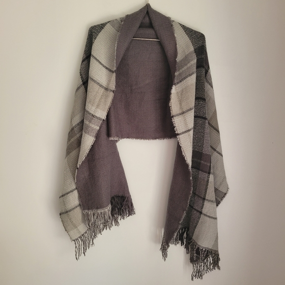 n/a Accessories - Gray and Black Shawl